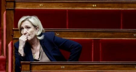 Le couperet est tombé. Marine Le Pen est condamnée à une peine d’inéligibilité de cinq ans, «avec exécution provisoire», c’est-à-dire qu’elle s’applique immédiatement (même en cas d’appel), et à une peine d'emprisonnement de quatre ans dont deux ferme aménagés sous bracelet électronique, ce qui signifie qu'elle n'ira pas en prison. La patronne du Rassemblement national (RN) a été reconnue coupable de détournement de fonds publics.