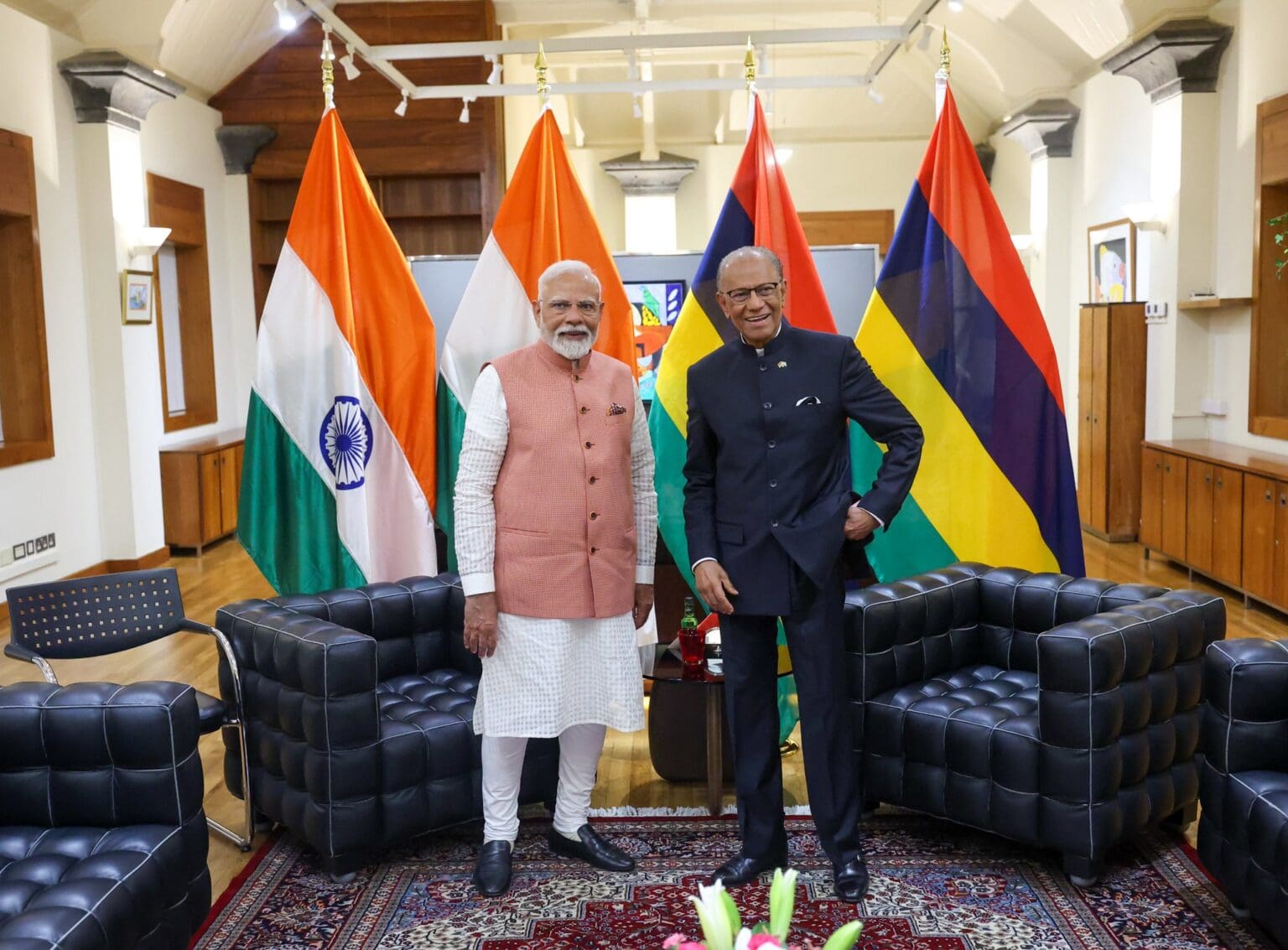 Maurice | Narenda Modi a la Chine en ligne de mire Narenda Modi vient certes « renforcer les relations entre les deux pays », mais sa visite revêt aussi des considérations géopolitiques dans un pays où le rival et voisin chinois est très actif. Le Premier ministre indien cherche à renforcer la présence économique à Maurice pour contrer l’influence grandissante de la Chine. Il propose à Maurice des partenariats technologiques, industriels et dans le domaine militaire.