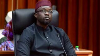 Le Sénégal a lancé, ce vendredi 28 mars 2025, une émission obligataire par appel public à l’épargne pour un montant de 150 milliards FCFA (environ 247 millions de dollars). Cette opération, organisée par Invictus Capital & Finance, s'inscrit dans une stratégie de financement domestique alors que le pays fait face à des restrictions d’accès aux marchés internationaux.