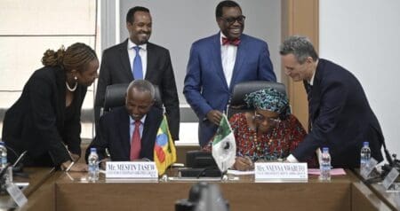 Avec un investissement estimé à 7,8 milliards de dollars, ce méga-aéroport permettra d'accroître sa capacité annuelle de passagers de 17 millions à plus de 60 millions d'ici 2040, consolidant ainsi la position d'Ethiopian Airlines comme premier groupe aéronautique africain et consolidant le rôle de l'Éthiopie comme plaque tournante mondiale du transport aérien. “Ce partenariat marque une étape majeure vers le renforcement de la connectivité régionale et de la croissance économique en Afrique”, indique un communiqué d’Ethiopian Airlines sur son compte Linkdln. Pour rappel, Ethiopian Airlines a signé en août 2024 un protocole d’accord avec la société de conseil Dar, basée à Dubaï, pour développer le design de l'aéroport de Bishoftu, au sud-est de la capitale Addis-Abeba.