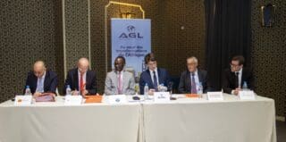 République du Congo | Financement réussi pour l’expansion de Congo Terminal au Port Autonome de Pointe-Noire Ce financement a été structuré par deux banques majeures : Crédit du Congo et Attijariwafa Bank, agissant en qualité d’arrangeurs. L’accord a ensuite été soutenu par plusieurs banques locales congolaises, dont Crédit du Congo, EcoBank, Banque Commerciale Internationale, Banque Sino-Congolaise pour l’Afrique et BGFIBank Congo. Ces institutions ont fait preuve de confiance envers la stabilité économique du projet et la solidité de Congo Terminal. L’important soutien des banques locales marque un tournant dans le développement des infrastructures portuaires du pays, illustrant à la fois la confiance du secteur bancaire congolais et son engagement à soutenir la croissance économique du pays. En particulier, le rôle central du Crédit du Congo dans la structuration du financement et la coordination des efforts entre les différentes parties prenantes a permis de rendre ce projet possible.