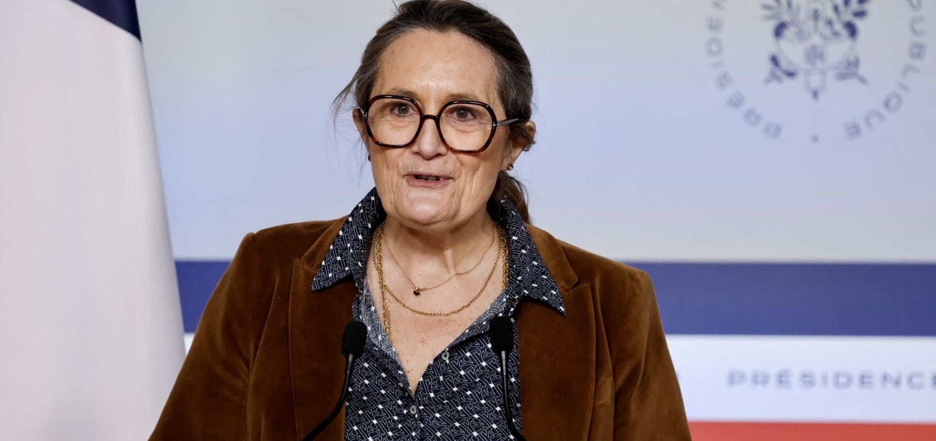 France-Algérie | Paris brandit des sanctions en cas de non-acceptation des personnes dangereuses La France a prévu des sanctions ciblées en cas de non-accord avec l'Algérie concernant la reprise des personnes jugées dangereuses pour la sécurité du pays. Selon Sophie Primas, la liste des individus concernés sera envoyée dans les jours à venir au gouvernement algérien. «Si nous n'y parvenons pas, des sanctions proportionnées seront mises en place, comme convenu entre le ministre de l'Intérieur, le Premier ministre et le Président de la République », a-t-elle précisé. L’objectif de ces mesures est d'aboutir à un accord tout en favorisant le dialogue avec l'Algérie.