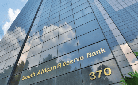 L'inflation en Afrique du Sud a été bien maîtrisée dans les mois précédant le conflit, ralentissant jusqu'à l'objectif de 3 % fixé par la banque centrale en février. Toutefois, cette tendance devrait s'accélérer à mesure que les effets des hausses anticipées des prix du carburant et de la faiblesse du taux de change se feront sentir. «Nous avions alerté sur les risques élevés et avons procédé avec prudence dans la fixation de nos taux », a déclaré le gouverneur Lesetja Kganyago en lisant la décision du Comité de politique monétaire.