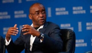 Le Zimbabwéen Strive Masiyiwa, l'un des entrepreneurs les plus influents du continent, s'est fixé un nouveau défi : construire la première usine dédiée à l'intelligence artificielle en Afrique. Cette initiative révolutionnaire marquera, sans nul doute, une étape majeure dans l'industrialisation numérique du continent. Elle confirmera surtout l'ambition de ce magnat des télécoms de faire de l'Afrique un acteur clé dans le domaine des technologies avancées. D'après les premières indiscrétions, il ne s'agit que d'une question de semaines, voire de quelques mois. Dès juin 2025, les centres de données de Cassava Technologies en Afrique du Sud devraient intégrer des logiciels et des infrastructures avancées d'IA de la société américaine NVIDIA. Par la suite, ce type d'implantation sera déployé en Égypte, au Kenya, au Maroc et au Nigéria. Ces promesses semblent crédibles, connaissant l'engagement de Strive Masiyiwa en faveur de l'innovation et du développement technologique. N’est-ce pas c’est lui qui a investi dans la fibre optique Liquid, qui s'étend désormais à travers tout le continent africain après plus de 20 ans de construction.
