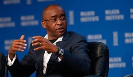 Le Zimbabwéen Strive Masiyiwa, l'un des entrepreneurs les plus influents du continent, s'est fixé un nouveau défi : construire la première usine dédiée à l'intelligence artificielle en Afrique. Cette initiative révolutionnaire marquera, sans nul doute, une étape majeure dans l'industrialisation numérique du continent. Elle confirmera surtout l'ambition de ce magnat des télécoms de faire de l'Afrique un acteur clé dans le domaine des technologies avancées. D'après les premières indiscrétions, il ne s'agit que d'une question de semaines, voire de quelques mois. Dès juin 2025, les centres de données de Cassava Technologies en Afrique du Sud devraient intégrer des logiciels et des infrastructures avancées d'IA de la société américaine NVIDIA. Par la suite, ce type d'implantation sera déployé en Égypte, au Kenya, au Maroc et au Nigéria. Ces promesses semblent crédibles, connaissant l'engagement de Strive Masiyiwa en faveur de l'innovation et du développement technologique. N’est-ce pas c’est lui qui a investi dans la fibre optique Liquid, qui s'étend désormais à travers tout le continent africain après plus de 20 ans de construction.