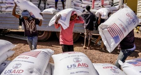 "Après un examen de six semaines, nous supprimons officiellement 83% des programmes de l'USAID", a écrit sur X le chef de la diplomatie américaine, évoquant des "dizaines de milliards de dollars" dépensés inutilement, sans chiffrage plus précis.