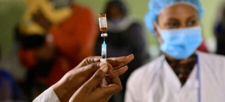 Les États-Unis poursuivent leur série de coupes budgétaires. Le gouvernement du président américain Donald Trump prévoit de couper les fonds américains à un pilier de la vaccination mondiale (Gavi) selon un document présenté au Congrès américain et consulté par le New York Times.