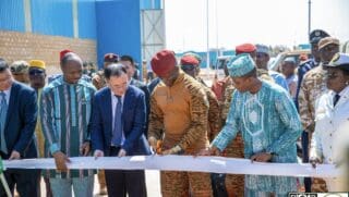 L’unité de cimenterie de la Société industrielle Sino Burkina de Ciments portée par des investisseurs chinois, située au centre du Burkina Faso, a été mise en service jeudi 20 mars en grande pompe sous la présidence du chef de l’Etat de la Transition, le capitaine Ibrahim Traoré