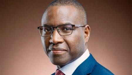 Amadou Hott insiste sur l'importance pour l'Afrique de diversifier ses sources de financement tout en veillant à ce que le coût des investissements reste attractif et que ces derniers génèrent un réel impact. Selon lui, l'Afrique ne doit pas être obligée de choisir un camp dans le cadre de la dynamique géopolitique mondiale. «L'Afrique doit défendre ses intérêts et choisir les meilleures personnes pour les représenter», déclare-t-il. Il souligne également la nécessité de développer un portefeuille de projets solides, prêts à être financés, afin de répondre aux exigences des partenaires internationaux. En tant que président de la Banque, il promet de rendre l'institution plus agile et proactive dans le développement de projets bancables.
