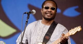 C’est une vague ininterrompue d’hommages et de portraits dithyrambiques qui depuis plusieurs jours inondent les médias français et francophones. Le chanteur Amadou Bagayoko nous a quittés dans sa 71e année. En duo avec son épouse, Mariam Doumbia, il aura écumé les scènes musicales du globe. Tous deux souffrant de cécité s’étaient rencontrés en 1976 pour se marier au début de la décennie 80.