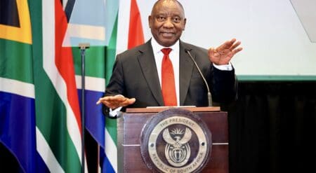 À l’heure où l’Afrique du Sud assume pour la première fois la présidence du G20, une première pour un pays africain, la présence du Président Cyril Ramaphosa à l’Africa CEO Forum 2025 prend une résonance toute particulière. L’événement, qui rassemble chaque année les principaux dirigeants d’entreprises africains, des décideurs politiques et des investisseurs internationaux, sera le théâtre de discussions de haut niveau sur l’avenir économique du continent