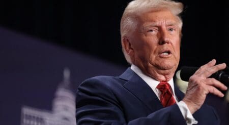La cote de Donald Trump est remontée sensiblement lundi chez les bookmakers dans l'optique du scrutin présidentiel américain de 2028, au lendemain de déclarations du chef de l'État sur un possible troisième mandat. «Je ne blague pas», a assuré dimanche l'ancien promoteur immobilier sur NBC au sujet d'un éventuel troisième tour de piste. «Il y a des méthodes pour faire ça.»