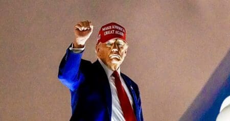 "La politique commerciale de Trump signifie la fin du leadership des États-Unis dans la mondialisation", estime Li Daokui, professeur à l'école d'économie de Tsinghua à Pékin pour qui "les Etats-Unis vont accuser de lourdes pertes." Selon cet ancien membre du principal organe consultatif politique de la Chine (le CCPPC), "la Chine dispose des bases économiques nécessaires pour mener la mondialisation". Cette situation offre aussi des "opportunités" à Pékin pour "négocier davantage d'accords de libre-échange avec d'autres pays" selon lui.