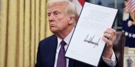 Le retour de Donald Trump à la Maison Blanche en 2025 représente un moment charnière pour l'industrie africaine des combustibles fossiles. La réapprobation rapide par son administration d'un prêt de 4,7 milliards de dollars de la Banque américaine d'import-export (Exim) pour le projet de gaz naturel liquéfié (GNL) de TotalEnergies au Mozambique - initialement mis au vert en 2020 pendant son premier mandat mais envoyé en congé prolongé pour toute la durée de l'année Biden - donne le ton de ce qui pourrait être une ère de transformation pour le secteur énergétique africain.