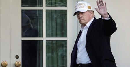 Donald Trump a accusé lundi 28 avril 2025 plusieurs médias américains d'être «malades» et affirmé qu'ils devraient faire l'objet d'une enquête pour «fraude électorale» après la publication de plusieurs sondages défavorables envers sa politique. «Ils sont malades, n'écrivent presque que des articles négatifs à mon sujet, peu importe à quel point je me débrouille bien (...) et sont vraiment les ennemis du peuple», a-t-il affirmé sur son réseau Truth Social.