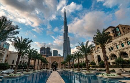 En 2024, Dubaï a accueilli 18,7 millions de visiteurs internationaux, un chiffre en hausse de 9 % par rapport à 2023. Les données croisées des aéroports, des compagnies aériennes et des structures hôtelières confirment une progression constante de la fréquentation africaine, en particulier depuis l’Afrique de l’Est, l’Afrique australe et certaines capitales d’Afrique de l’Ouest. Ce dynamisme s’est maintenu malgré des restrictions de visas ponctuelles depuis 2023, notamment pour des pays comme le Sénégal, le Nigeria, la RDC ou le Bénin. Pourtant, les flux ont résisté. Ce qui témoigne non seulement de l’attractivité des Émirats, mais aussi de la solidité des liens entre les émirats et le continent africain.