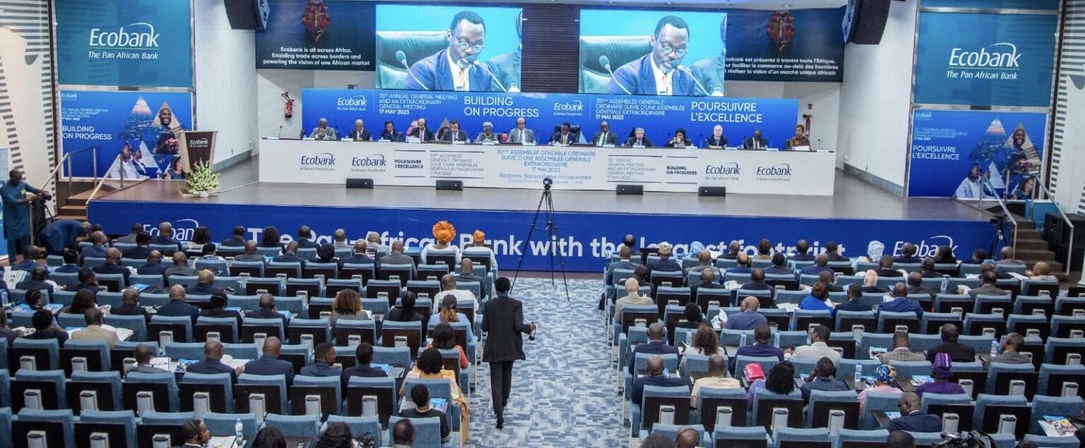 Les actionnaires d’Ecobank Côte d’Ivoire peuvent ressortir leur calculette avec le sourire. 804 FCFA brut par action. C’est le montant du dividende qui leur sera versé au titre de l’exercice 2024, en hausse de 21,8% par rapport à l’année précédente. Une générosité assumée, qui propulse la filiale ivoirienne du groupe bancaire panafricain dans le peloton de tête des valeurs de rendement de la BRVM. Le signal est sans équivoque : dans un environnement ouest-africain où la volatilité n’a pas dit son dernier mot, la croissance d’Ecobank CI est rentable, durable… et redistribuée.