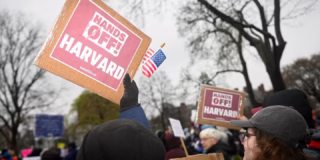 L’administration Trump a annoncé lundi 14 avril le gel de 2,2 milliards de dollars de subventions à l’université Harvard, l’une des plus prestigieuses au monde, après son refus de se plier aux exigences de la Maison-Blanche. Harvard, comme d’autres universités américaines, a été le théâtre d’une mobilisation étudiante contre la guerre menée par Israël à Gaza, et ciblée par la Maison-Blanche depuis le retour au pouvoir de Donald Trump.