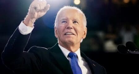 "Tant de destruction". Joe Biden s'est livré mardi 15 avril à une attaque en règle de son successeur Donald Trump dans son premier discours public depuis qu'il a quitté la Maison Blanche, le 20 janvier dernier. "Voyez ce qui s'est passé : cela ne fait pas encore 100 jours et cette nouvelle administration a fait tant de dégâts et tant de destruction", a dénoncé l'ex-président, qui s'exprimait à Chicago (nord) lors d'une conférence consacrée à la "Sécurité sociale", le système de retraites américain. "Tout cela est arrivé si vite, c'est à couper le souffle", a-t-il ajouté, dans un discours de près d'une demi-heure parsemé de pointes d'humour.