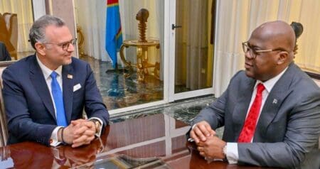 Mais ce reproche, bien qu’alimenté par une frustration légitime, reflète aussi une incompréhension de la logique d’investissement durable. Il est dangereux de croire que l’État congolais n’a aucun rôle à jouer et que le marché se régulera de lui-même grâce aux capitaux étrangers. Sans un État fort et structurant, le marché devient une jungle où règnent la corruption, l’anarchie économique, l’exploitation, et l’insécurité juridique.