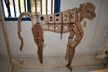 Ce sont les premiers membres de La Horde, une œuvre d’art publique itinérante et engagée, portée par le collectif Ukwanda Puppets and Designs et le metteur en scène Amir Nizar Zuabi. Fabriquées avec des matériaux recyclés, ces marionnettes grandeur nature incarnent une faune en exode, fuyant les conséquences du changement climatique. Leur périple les mènera jusqu’à Dakar, puis au-delà, à travers le Maroc et l’Europe, dans une performance immersive de 20 000 kilomètres.