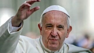 "Chers frères et sœurs, c’est avec une profonde tristesse que je dois annoncer le décès de notre Saint-Père François", a annoncé le cardinal camerlingue Kevin Farrell dans un communiqué publié par le Vatican.