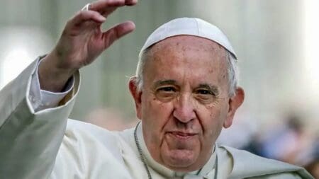 "Chers frères et sœurs, c’est avec une profonde tristesse que je dois annoncer le décès de notre Saint-Père François", a annoncé le cardinal camerlingue Kevin Farrell dans un communiqué publié par le Vatican.