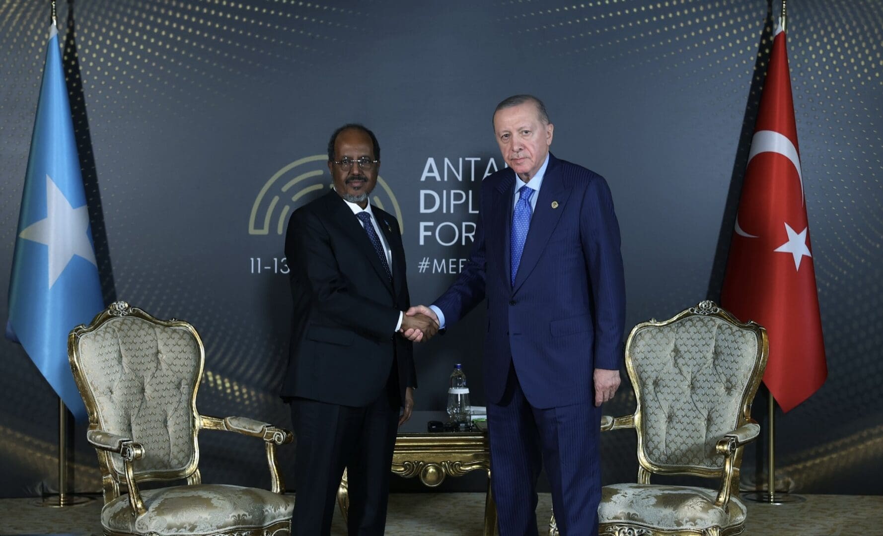 Selon Eghosa Osaghae, Directeur général de l’Institut nigérian des affaires internationales (NIIA), «les pays africains cherchent des alternatives, et la Turquie en représente une.» En se positionnant comme médiateur dans les conflits ou comme partenaire économique et sécuritaire, Ankara tente de combler un vide diplomatique laissé par les puissances occidentales.