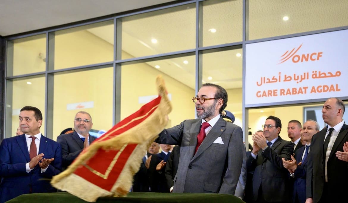 Maroc | Le Roi Mohammed VI donne le coup d’envoi des travaux de la LGV Kénitra-Marrakech À lui seul, le projet LGV Kénitra-Marrakech représente un investissement de 53 milliards de dirhams (hors matériel roulant). Il s’accompagne d’un vaste plan de renouvellement de la flotte ferroviaire nationale avec l’acquisition de 168 nouveaux trains pour un montant de 29 milliards de dirhams.