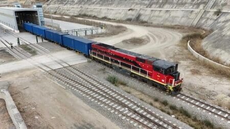 Angola |Le Corridor de Lobito bénéficie d’un investissement italien de 270 millions de dollars L'annonce a été faite par le président de l'Africa Finance Corporation (AFC), Samaila Zubairu, lors d'un point de presse, aux côtés du ministre zambien des Finances et de la Planification nationale, Situmbeko Musokotwane, et du ministre angolais des Transports, Ricardo de Abreu. Ce projet vise à renforcer la connectivité régionale et à accélérer l'intégration économique grâce à l'amélioration des routes commerciales.