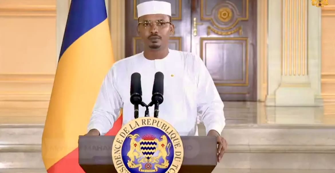 Tchad | Mahamat Idriss Deby fait le ménage dans l’armée Neuf militaires haut gradés ont été rétrogradés dimanche et «radiés du contrôle des effectifs des Forces de Défense et de Sécurité pour faute grave» et trois policiers révoqués pour le même motif, indiquent plusieurs décrets publiés lundi et signés par le président Déby, sans plus de précisions sur les circonstances.