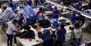 Depuis des décennies, l’Afrique est considérée comme un continent consommateur, fortement dépendant des importations pour les produits de première nécessité : alimentation, biens manufacturés, technologies… En retour, nous exportons essentiellement des matières premières, souvent non transformées, à bas prix, pour ensuite racheter les produits finis à des prix exorbitants.