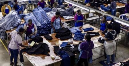 Depuis des décennies, l’Afrique est considérée comme un continent consommateur, fortement dépendant des importations pour les produits de première nécessité : alimentation, biens manufacturés, technologies… En retour, nous exportons essentiellement des matières premières, souvent non transformées, à bas prix, pour ensuite racheter les produits finis à des prix exorbitants.
