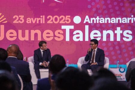 À l’occasion de la visite d’État du Président de la République française Emmanuel Macron à Madagascar, la French-African Foundation a organisé l’événement «Alefa Jeunes Talents !» au Palais d’Andafiavaratra. Ce rendez-vous unique a rassemblé plus de 250 participants – artistes, jeunes leaders, entrepreneurs et décideurs – autour d’un moment fort dédié à l’engagement de la jeunesse africaine et à l’amitié franco- malgache. L’événement a aussi mis en lumière les arts vivants et les voix créatives de Madagascar. La compagnie Rary, dirigée par Ariry Andriamoratsiresy,a proposé une création originale en danse et musique intitulée "Tonga Vahiny", hommage poétique à l’hospitalité malgache. Une performance de slam a clotué la séquence publique, portée par le collectif Madagaslam, avec des textes inédits écrits pour l’occasion.