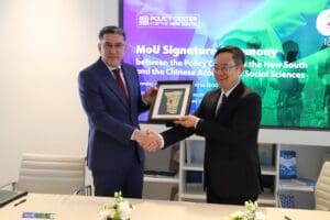 Le protocole d’accord a été officiellement signé le 21 avril 2025, au siège du PCNS à Rabat, par M. Karim El Aynaoui, Président Exécutif du Policy Center for the New South, et M. Xiang GAO, Président de la Chinese Academy of Social Sciences, en présence d’une délégation officielle chinoise et de membres de l’équipe dirigeante du PCNS. «Cet accord reflète un engagement commun en faveur du renforcement de la coopération académique entre le Maroc et la Chine, et de la création de passerelles solides entre les chercheurs des deux institutions sur des thématiques telles que la Chine, les relations sino-marocaines, et les études Afrique-Chine », indique le communiqué.