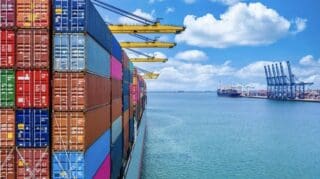 La position de l’actuel président des États-Unis, Donald Trump, sur le commerce international est souvent qualifiée de protectionniste, mais son message de fond exprime une volonté de rééquilibrer les échanges mondiaux. Il considère que de nombreux pays abusent des avantages commerciaux tout en imposant des barrières aux produits américains. Pour lui, les États-Unis doivent défendre leurs intérêts avec fermeté dans un système où d’autres ne jouent pas toujours selon les règles.