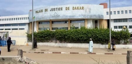 Ces cinq responsables, des «poids lourds» sous le régime de l’ancien président, sont poursuivis pour détournements de deniers publics. Il s'agit de Moustapha Diop, ancien ministre du Développement industriel, Mansour Faye, beau-frère de Macky Sall et ancien ministre des Infrastructures, des Transports terrestres et du Désengagement, Aissatou Sophie Gladima, qui pilotait le secteur minier, Ismaïla Madior Fall, ancien ministre de la Justice et Salimata Diop, qui avait en charge le ministère de la Femme.