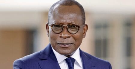 Depuis l’élection de Patrice Talon en 2016, le Bénin s’est engagé dans une profonde transformation économique, portée par une gouvernance renforcée, une rationalisation des finances publiques et une vision claire de développement à travers le Programme d’Actions du Gouvernement (PAG). Ce cap, maintenu avec constance depuis 2016, continue de produire des résultats concrets. En 2024, le pays enregistre une croissance de 7,5 %, portée notamment par l’essor des exportations à valeur ajoutée et les progrès du secteur technologique. Le FMI note également que le Bénin a atteint un autre jalon important : la norme de déficit budgétaire de 3 % du PIB fixée par l’UEMOA a été respectée avec un an d’avance, illustrant le sérieux avec lequel les autorités conduisent les réformes.