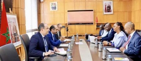 Afrique de l’Ouest | Coopération triangulaire : L’AMCI et la BOAD en synergie pour accompagner les projets africains Face aux défis multiples auxquels sont confrontés de nombreux pays africains - qu’ils soient économiques, climatiques, énergétiques ou liés à la formation du capital humain- la coopération triangulaire apparaît comme une solution innovante et adaptée. En combinant l’expérience du Maroc dans la coopération technique, le rôle de financement et d’accompagnement stratégique de la BOAD, et les besoins spécifiques des pays bénéficiaires, cette approche permet de construire des projets structurants et durables. Cette rencontre entre l’AMCI et la BOAD illustre la convergence de leurs visions respectives autour d’un développement solidaire, inclusif et ancré dans les réalités africaines.