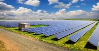 Voltalia, entreprise internationale spécialisée dans les énergies renouvelables, fournira l’intégralité de l’infrastructure photovoltaïque nécessaire à la réalisation du projet. Grâce à son expertise et à son savoir-faire technologique, Voltalia garantit une intégration optimale et une fiabilité accrue de la centrale opérant sur le réseau national de la Senelec. Entech, expert des systèmes de conversion et de stockage d’énergie, assurera le déploiement d’une solution innovante de batterie de 80 MWh utile, conçue pour renforcer la résilience du réseau. Cette infrastructure de stockage permettra d’approvisionner le réseau en électricité pendant trois heures consécutives aux heures de pointe en soirée, tout en participant à la stabilisation des fréquences et tensions du réseau national sénégalais. AXIAN Energy pilotera l’ensemble des opérations et coordonnera les différentes phases du développement, de la construction et de la mise en service, garantissant le respect des délais et des standards de qualité en matière de construction EPC.