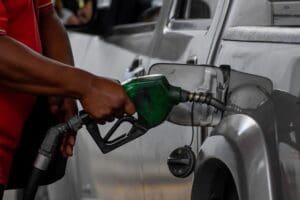 Burkina Faso | Climat : quand la forte chaleur paralyse les stations d’essence Depuis quelques jours, nombre de stations-services, à Ouagadougou, sont débordées par une grande affluence des automobilistes voulant se ravitailler en essence Super 91. La forte chaleur obligeant les pompistes à marquer quelques temps d’arrêt pour asperger de l’eau glacée sur les machines. Le service tournant au ralenti, provoque, ainsi, de longues files d’attente accentuées par le contexte de la fête pascale.