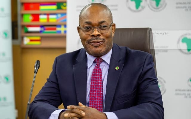 Abidjan |Assemblées générales BAD : Donald Trump bouscule l’ordre du jour S’exprimant en sa qualité de Secrétaire des Conseils des gouverneurs de la Banque et du Fonds africain de développement ainsi que des Conseils d’administration, Vincent Nmehielle a rappelé que les Assemblées se tiendraient du 26 au 30 mai 2025 au Sofitel Abidjan Hôtel Ivoire, à Abidjan, en Côte d’Ivoire. Il a passé en revue les objectifs et l’ordre du jour des Assemblées et a souligné que l’élection du prochain président de la Banque, à l’issue des dix années d’exercice de l’actuel président, Akinwumi Adesina, constituerait un moment clé de l’évènement.