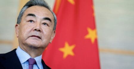 Le Rwanda a été largement accusé d'attiser les combats dans cette région riche en minerais et Pékin, qui entretient des relations étroites tant avec Kinshasa qu'avec Kigali, s'est joint aux critiques ces dernières semaines. La Chine s'efforce toutefois de maintenir de bonnes relations avec les deux pays, tout en continuant d'exploiter ses entreprises et d'acheter des minerais cruciaux.