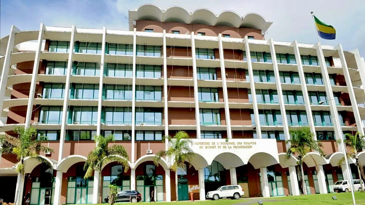 Gabon | Le Trésor réalise une grosse opération de reprofilage de la dette Selon le ministère de l’Economie et des Participations, la transaction est articulée autour de trois composantes : 592 milliards de FCFA de reprofilage de la dette émise sur le marché des titres publics de la Cemac, 473 milliards de FCFA de titrisation d’un portefeuille de créances bancaires hors marché, et 338 milliards de FCFA de mobilisation de ressources nouvelles.
