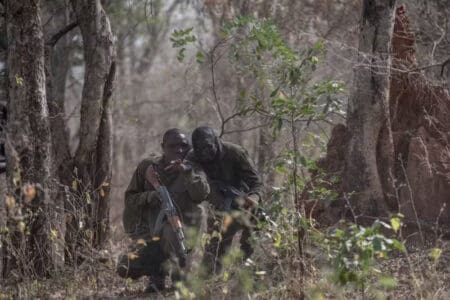Des rangers béninois traquant les terroristes dans le parc de la Pendjari.