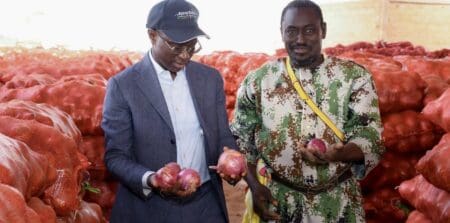 La première phase de ce programme a officiellement démarré avec la pose de la première pierre d’un hangar frigorifique d’une capacité de 2 000 tonnes à Tassette, dans la région de Thiès. C’est ce qu’a annoncé le ministère de l’Agriculture dans un communiqué publié le 12 mai.
