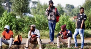 Ce chômage endémique des jeunes est la preuve de l’échec cuisant de l’African National Congress (ANC) qui, en 30 ans de pouvoir, serait incapable de mettre une réussite au bilan de sa politique économique. Selon Stats SA, cette crise majeure de l’emploi frappe également de plein fouet les 25-34 ans, dont le taux de chômage a bondi de 15 points en passant de 31,4% à 46,1% en dix ans. Cette évolution «met en évidence la dégradation des perspectives d'emploi pour des millions de personnes,» s’alarme l’organisme officiel des statistiques, Stats SA.