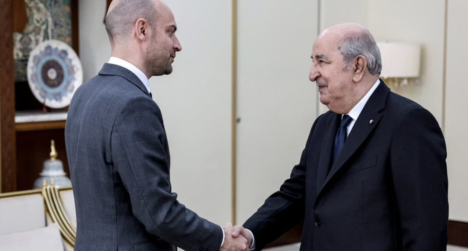 France-Algérie | Œil pour œil, dent pour dent ! «La France se réserve le droit de prendre des mesures complémentaires en fonction de l'évolution de la situation», a prévenu le ministère dans un communiqué après avoir convoqué le chargé d'affaires algérien. Les relations de la France avec l’Algérie sont depuis longtemps compliquées, mais ont pris une tournure négative l'année dernière lorsque le Président Emmanuel Macron a provoqué la colère de l'Algérie en soutenant la position de Rabat sur le Sahara marocain.