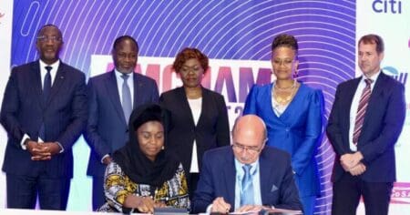 Côte d’Ivoire-USA | Energie et mines : accords de coopération autour d’un investissement de 7 milliards de dollars Ainsi, trois protocoles d’accords ont été signés en marge d’un sommet des entreprises de la Chambre de Commerce américaine à Abidjan, événement placé sous le thème «renforcer le partenariat commercial des USA avec l’Afrique", selon le ministère ivoirien des Mines, du Pétrole et de l’Energie, cité par la presse locale. Ces partenariats peuvent déboucher sur "près de 4.000 milliards de francs CFA, soit près de 7 milliards de dollars US d'investissements", a déclaré à cette occasion, Mamadou Sangafowa Coulibaly, ministre ivoirien des Mines, du pétrole et de l'énergie.