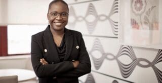 Luanda jubile, le gouvernement déclare pouvoir disposer d’une marge budgétaire immédiate de 200 millions de dollars. Il a toutefois indiqué qu'il resterait prudent quant à ses projets de prêt à venir. «La situation actuelle exige beaucoup de réflexion et, en suivant cette vision, nous essaierons de faire preuve de retenue lorsque nous émettrons de nouveaux emprunts», a déclaré la ministre des Finances angolaise, Vera Esperança dos Santos Daves De Sousa.